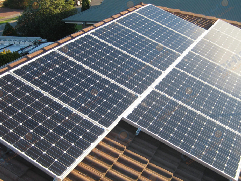 Sistema de montaje fotovoltaico para casas de tejas solares CHIKO: integre la energía solar en su techo