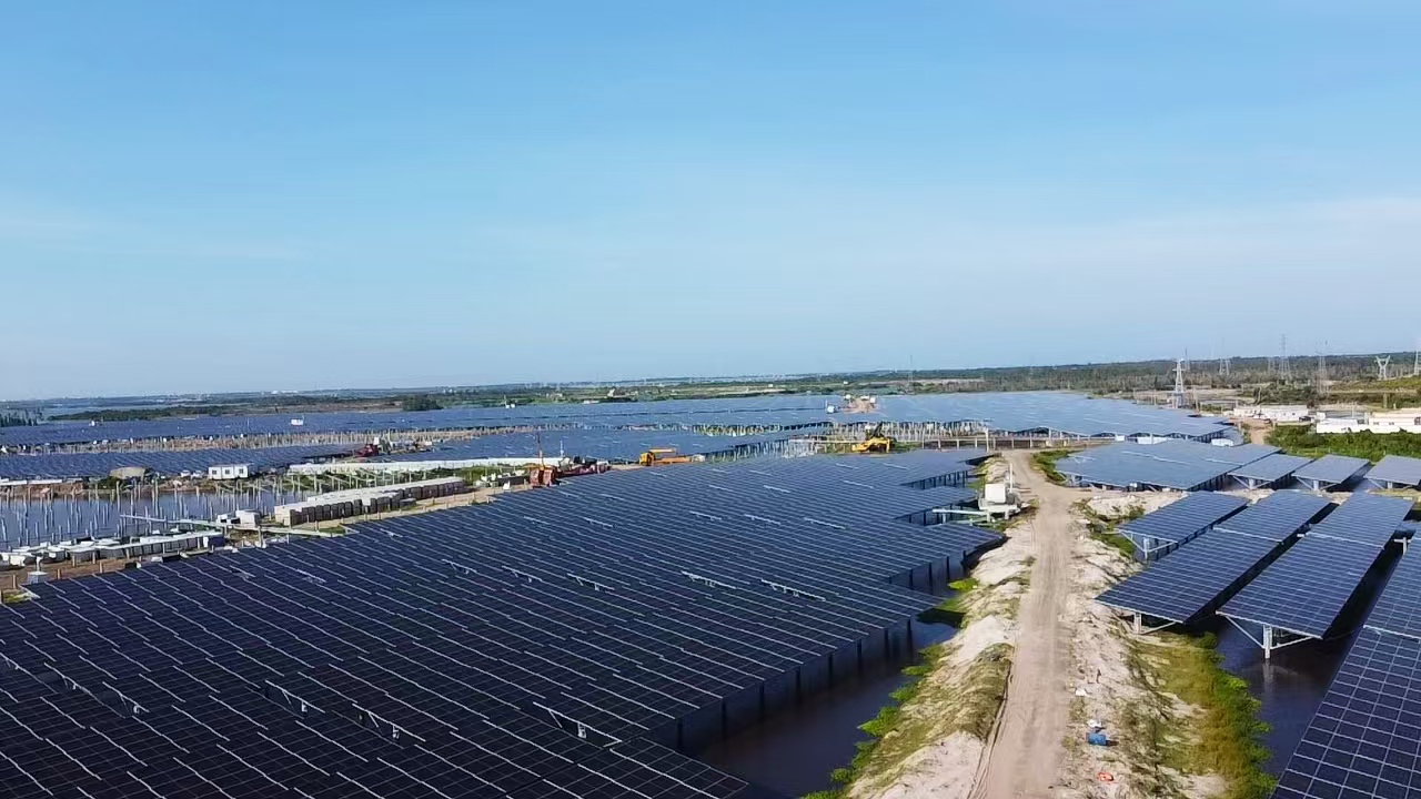 Proyecto de 120MW de energía solar y acuicultura de Chiko Solar en Wenchang, Hainan, se materializa: soportes de alta eficiencia establecen nuevo referente en energía verde