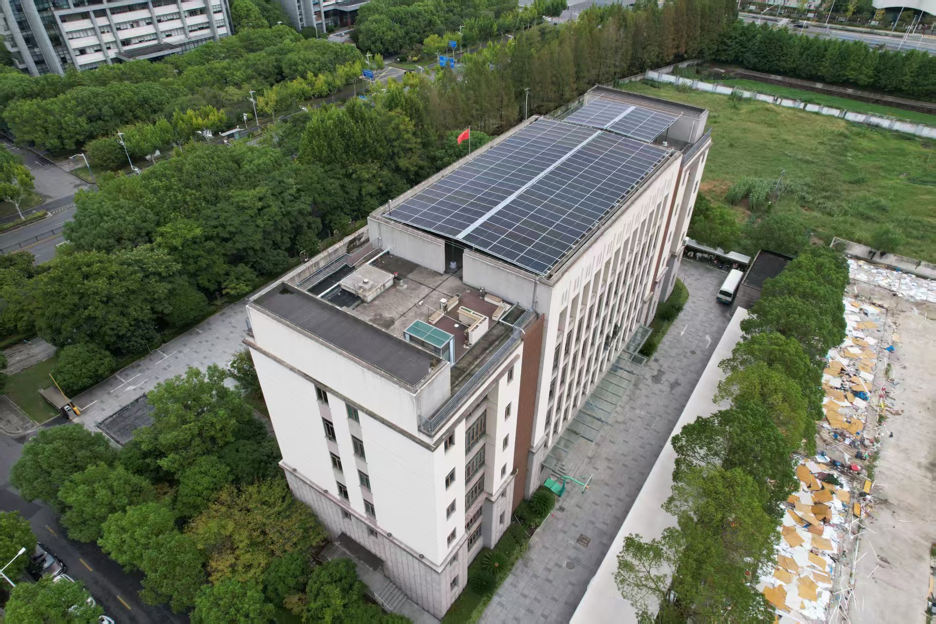 ¡Puerta Nacional Verde, Pioneros Cero Carbono! ¡El Proyecto Demostrativo Integral Fotovoltaico-Almacenamiento-Carga de la Aduana de Fengxian se Conecta a la Red!